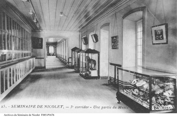 A long corridor, notable for the wood lath on both floor and ceiling. The museum's display cases are ranged along this corridor.
